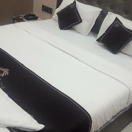 Shine Hospitality Hotel Мумбай Екстериор снимка