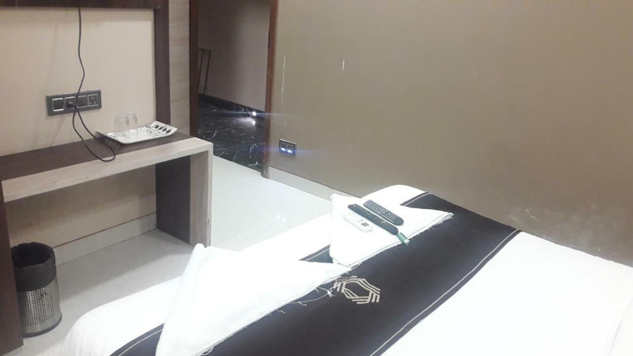 Shine Hospitality Hotel Мумбай Екстериор снимка