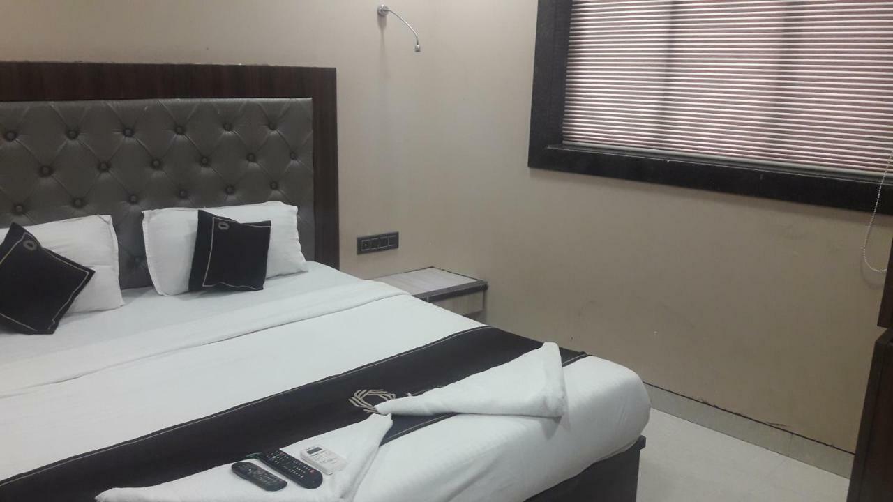 Shine Hospitality Hotel Мумбай Екстериор снимка