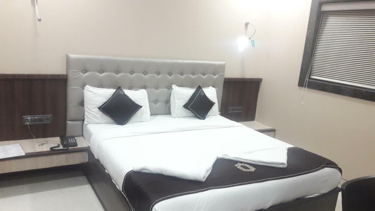 Shine Hospitality Hotel Мумбай Екстериор снимка