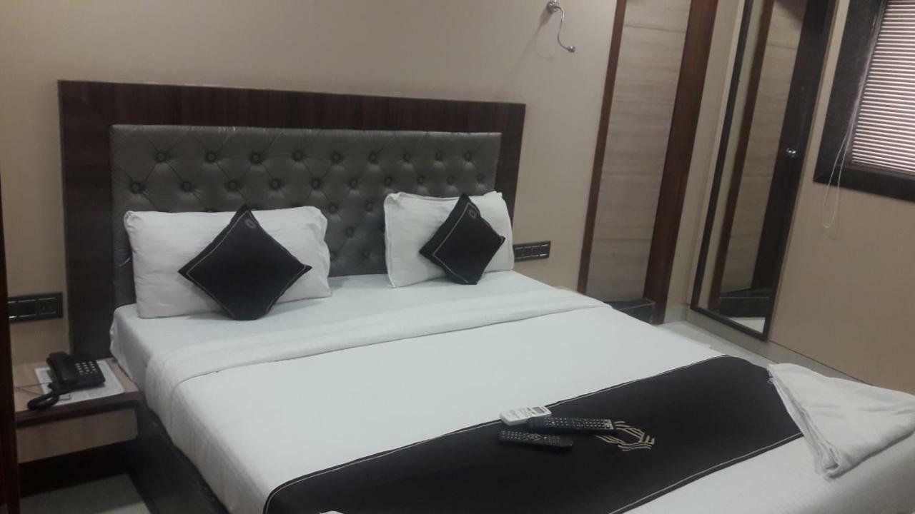 Shine Hospitality Hotel Мумбай Екстериор снимка
