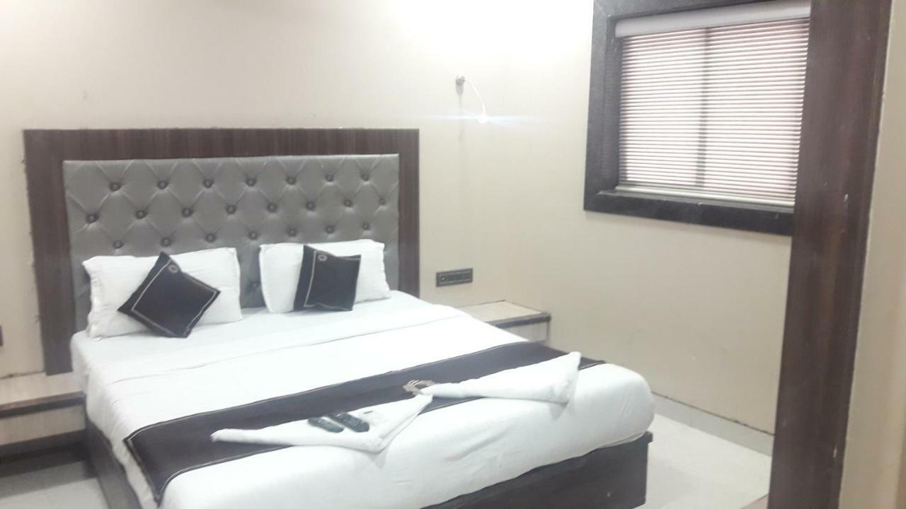 Shine Hospitality Hotel Мумбай Екстериор снимка