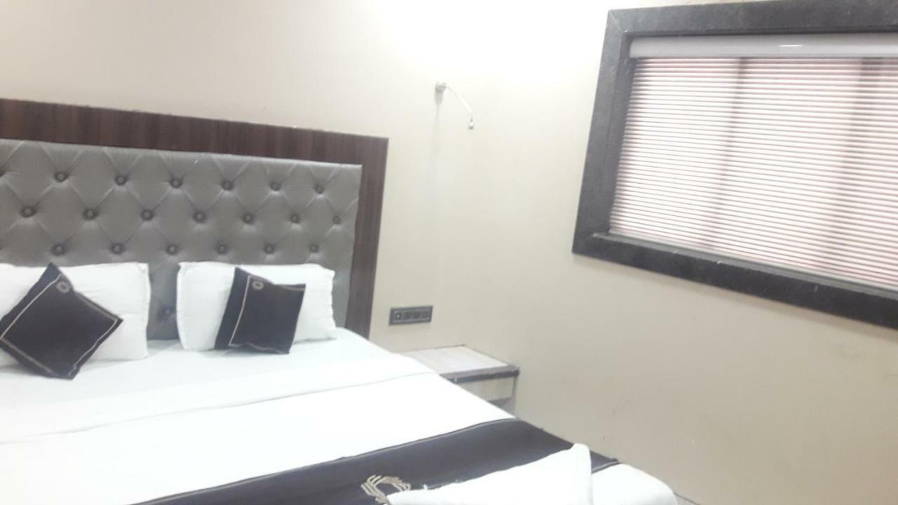 Shine Hospitality Hotel Мумбай Екстериор снимка