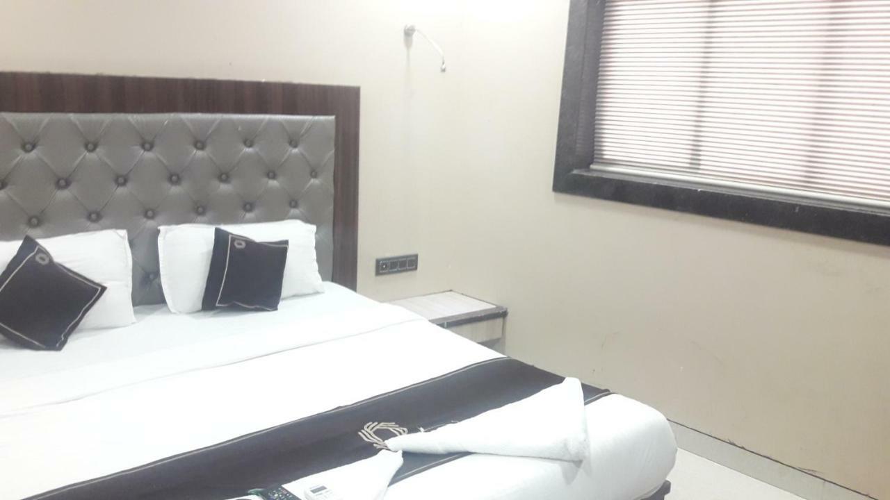 Shine Hospitality Hotel Мумбай Екстериор снимка