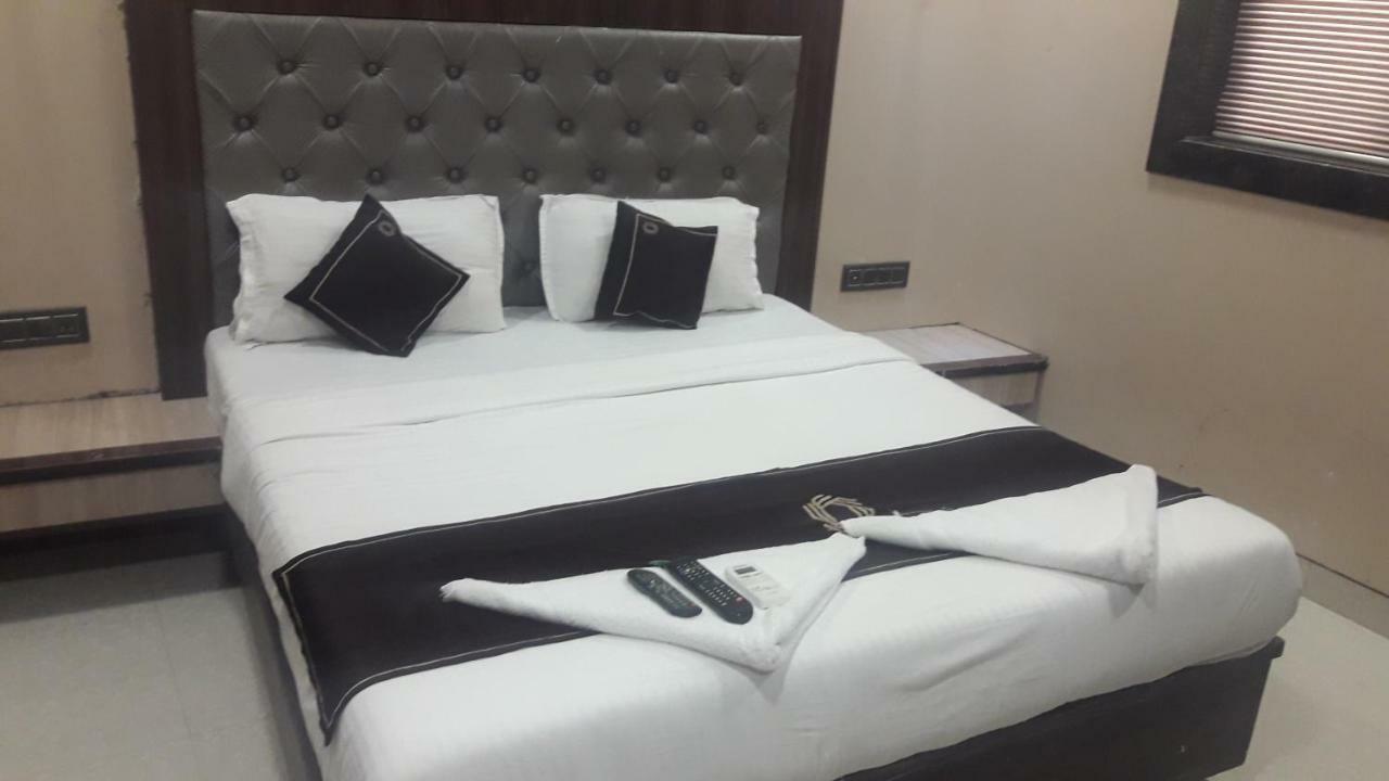 Shine Hospitality Hotel Мумбай Екстериор снимка