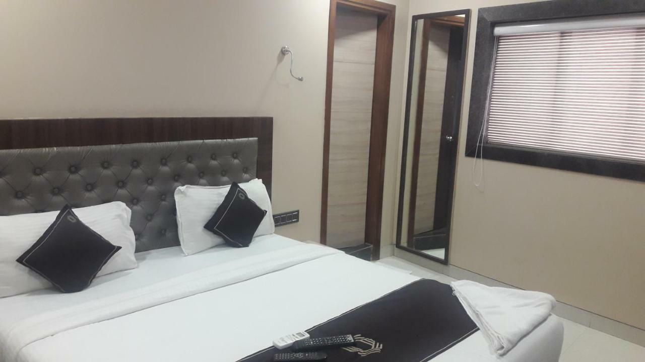 Shine Hospitality Hotel Мумбай Екстериор снимка