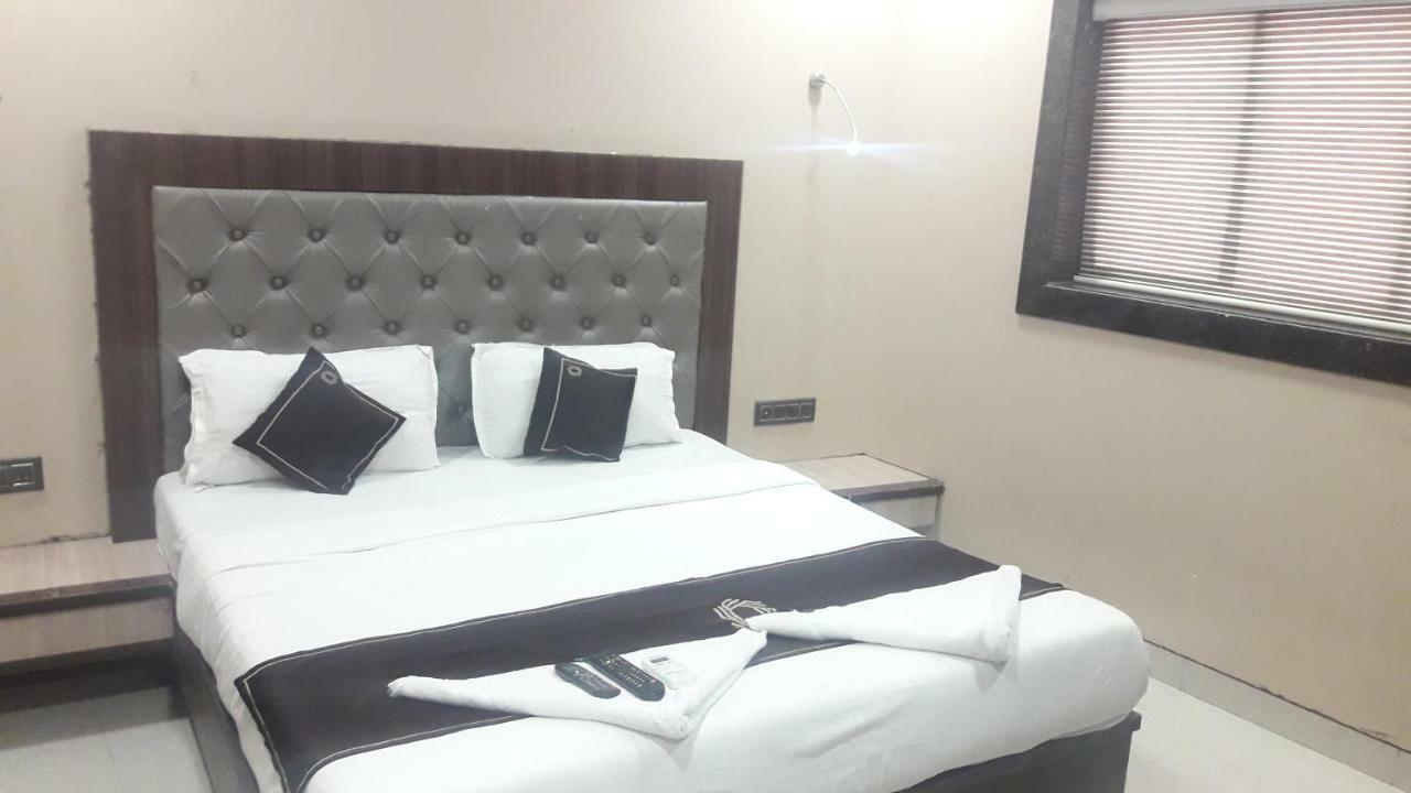 Shine Hospitality Hotel Мумбай Екстериор снимка