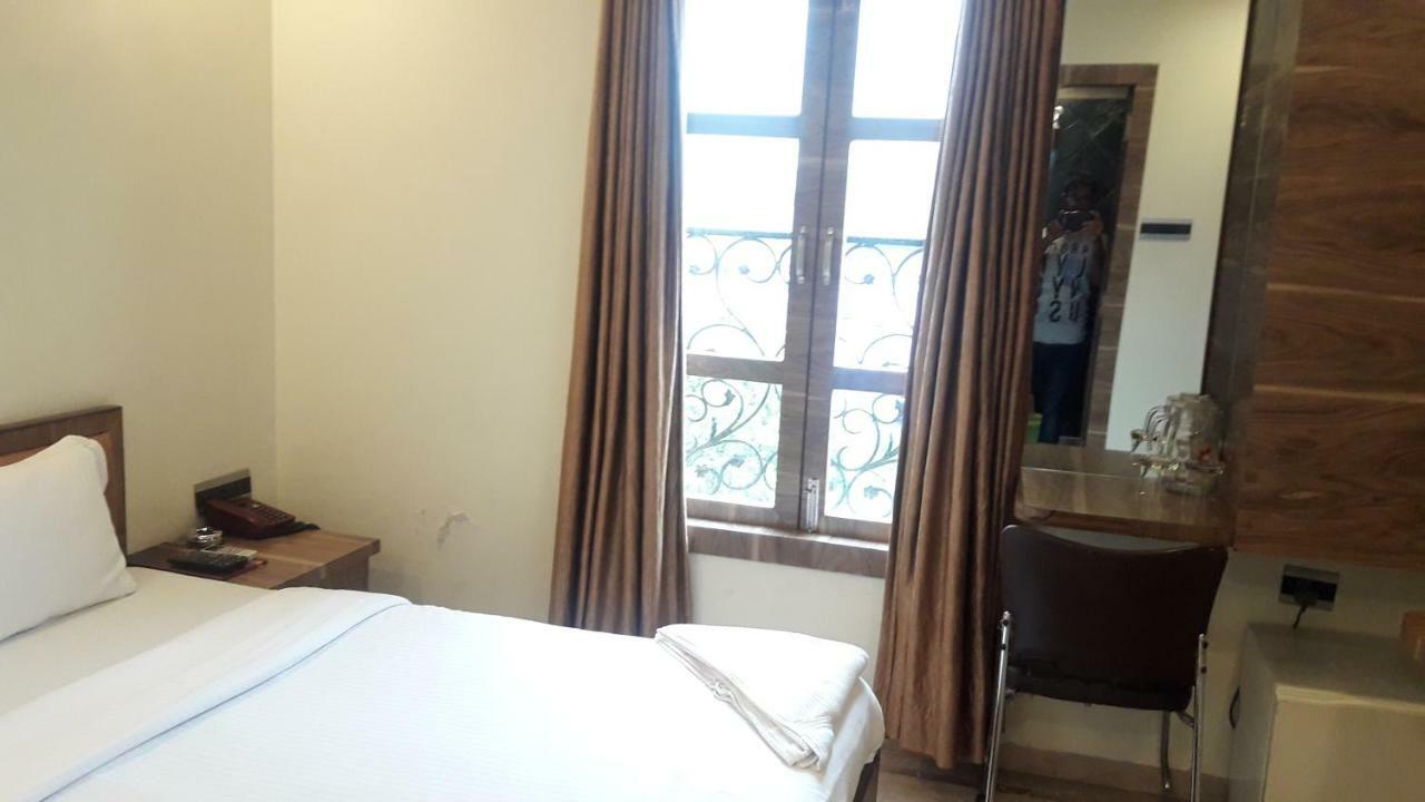 Shine Hospitality Hotel Мумбай Екстериор снимка